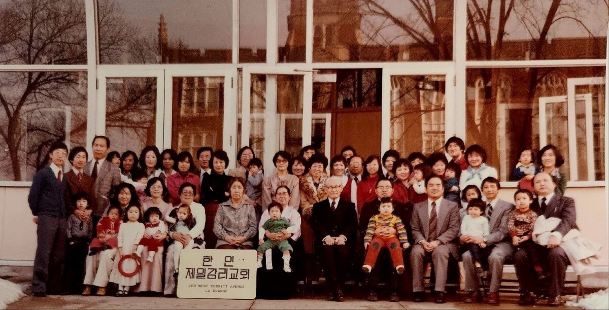 1974년경, 장철우 목사가 교회를 개척한 라그란지 한인제일감리교회 교인들이 한자리에 모였다. 사진은 교회를 방문한 류형기 감독(중앙에서 오른쪽)과 장철우 목사 그리고 류 감독과 함께 방문한 이창순 목사. 사진 제공, 장철우 목사.  