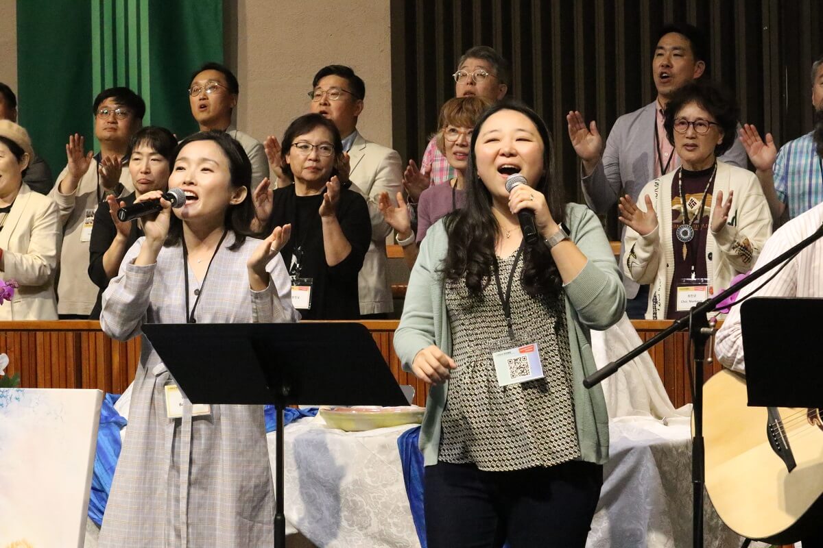 2024년 한인총회는 찬양, 간증, 기도, 나눔을 통해, 그리스도인의 영성과 사회적 책임을 되새기는 풍성한 연차 대회였다. 사진은 한인총회 둘째 날인 2024년 10월 8일, 목회자 찬양팀이 찬양을 인도하는 모습이다. 뒤는 총회 참석자들로 구성된 성가대다. 사진, 김응선 목사, 연합감리교뉴스.