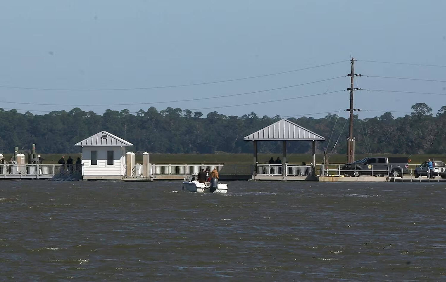 Una parte del puente que se derrumbó el sábado 19 de octubre sigue siendo visible en la isla Sapelo en el condado de McIntosh, Georgia. Foto AP/Lewis Levine.