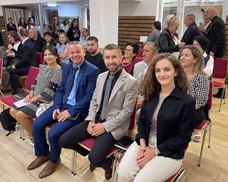 Florian Çela a la izquierda y Gjergj Lushka a la derecha, con sus cónyuges. Foto cortesía Conferencia Central del Centro y sur de Europa.  Florian Çela a la izquierda y Gjergj Lushka a la derecha, con sus cónyuges. Foto cortesía Conferencia Central del Centro y sur de Europa.