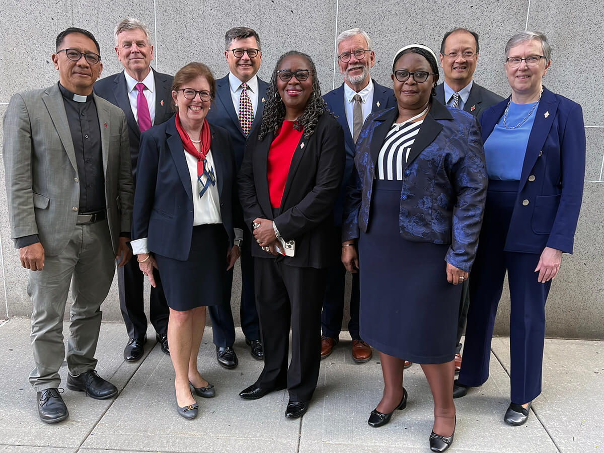 Les membres du Conseil Judiciaire 2024-2028 sont (au premier rang, de gauche à droite) le révérend Jonathan Ulanday, la révérende Susan Henry-Crowe, présidente, la révérende Angela Brown, secrétaire, et Molly Hlekani Mwayera ; (au deuxième rang, de gauche à droite) Bill Waddell, Andrew Vorbrich, le révérend Øyvind Helliesen, le révérend Luan-Vu Tran, et Harriett Olson. Le Conseil Judiciaire a publié ses décisions le 29 octobre. Photo par Linda Bloom, UM News.