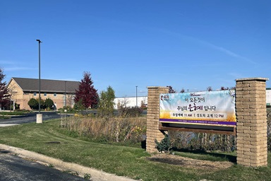 La bannière devant l'Église Méthodiste Unie Woori Naperville (anciennement Église Méthodiste Unie coréenne de Naperville) à Naperville (Illinois) dit : "La grâce de Dieu fait tout". Le 4 octobre, la Conférence de l'Illinois du Nord a annoncé qu'elle avait signé un accord avec une faction dissidente de l'Église Méthodiste Unie Coréenne de Naperville concernant la propriété légitime du bâtiment de l'église et d'autres biens. Photo prise par le révérend Nadan Jo, Woori Naperville United Methodist Church. La bannière devant l'Église Méthodiste Unie Woori Naperville (anciennement Église Méthodiste Unie coréenne de Naperville) à Naperville (Illinois) dit : "La grâce de Dieu fait tout". Le 4 octobre, la Conférence de l'Illinois du Nord a annoncé qu'elle avait signé un accord avec une faction dissidente de l'Église Méthodiste Unie Coréenne de Naperville concernant la propriété légitime du bâtiment de l'église et d'autres biens. Photo prise par le révérend Nadan Jo, Woori Naperville United Methodist Church.