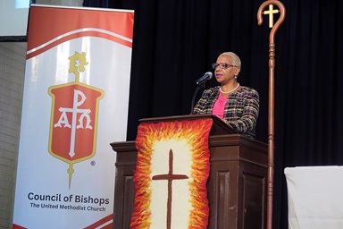A bispa Tracy S. Malone, que lidera a Conferência de Indiana, faz seu primeiro discurso como presidente do Conselho dos Bispos durante a reunião dos bispos em 4 de novembro no Centro de Conferências Epworth by the Sea em St Simons Island, Geórgia. Ela falou sobre sua esperança para a Igreja Metodista Unida em caminhar em direção a um futuro mais inclusivo. Foto de Heather Hahn, Notícias MU. A bispa Tracy S. Malone, que lidera a Conferência de Indiana, faz seu primeiro discurso como presidente do Conselho dos Bispos durante a reunião dos bispos em 4 de novembro no Centro de Conferências Epworth by the Sea em St Simons Island, Geórgia. Ela falou sobre sua esperança para a Igreja Metodista Unida em caminhar em direção a um futuro mais inclusivo. Foto de Heather Hahn, Notícias MU.
