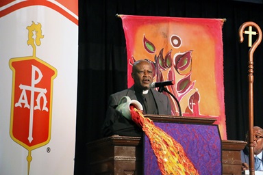 Le père Emmanuel Katongole, prêtre catholique et théologien qui a travaillé à la Duke Divinity School, s'adresse au Conseil des Évêques Méthodistes Unis, réuni cette semaine au Centre de Conférence d'Epworth by the Sea à St Simons Island, en Géorgie. À l'invitation de l'équipe de leadership antiraciste des évêques, M. Katongole a parlé des défis que posent le racisme et le tribalisme aux chrétiens. Photo de Rick Wolcott, Conseil des Évêques. Le père Emmanuel Katongole, prêtre catholique et théologien qui a travaillé à la Duke Divinity School, s'adresse au Conseil des Évêques Méthodistes Unis, réuni cette semaine au Centre de Conférence d'Epworth by the Sea à St Simons Island, en Géorgie. À l'invitation de l'équipe de leadership antiraciste des évêques, M. Katongole a parlé des défis que posent le racisme et le tribalisme aux chrétiens. Photo de Rick Wolcott, Conseil des Évêques.