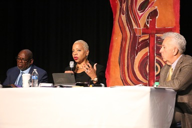 La présidente du Conseil des Évêques, Tracy S. Malone (au centre), s'est adressée au Conseil lors de sa réunion d'automne du 3 au 8 novembre. Assis à côté de M. Malone, Mgr L. Jonathan Holston (à gauche), secrétaire du Conseil des Évêques, et Mgr Ruben Saenz Jr, président désigné. Mgr Malone dirige la Conférence de l'Indiana, Mgr Holston dirige les Conférences de l'Alabama du Nord et de l'Alabama-Floride de l'Ouest, et Mgr Saenz dirige ce qui deviendra la Conférence Horizon Texas à partir du 1er janvier. Photo par Rick Wolcott, Conseil des Évêques. La présidente du Conseil des Évêques, Tracy S. Malone (au centre), s'est adressée au Conseil lors de sa réunion d'automne du 3 au 8 novembre. Assis à côté de M. Malone, Mgr L. Jonathan Holston (à gauche), secrétaire du Conseil des Évêques, et Mgr Ruben Saenz Jr, président désigné. Mgr Malone dirige la Conférence de l'Indiana, Mgr Holston dirige les Conférences de l'Alabama du Nord et de l'Alabama-Floride de l'Ouest, et Mgr Saenz dirige ce qui deviendra la Conférence Horizon Texas à partir du 1er janvier. Photo par Rick Wolcott, Conseil des Évêques.