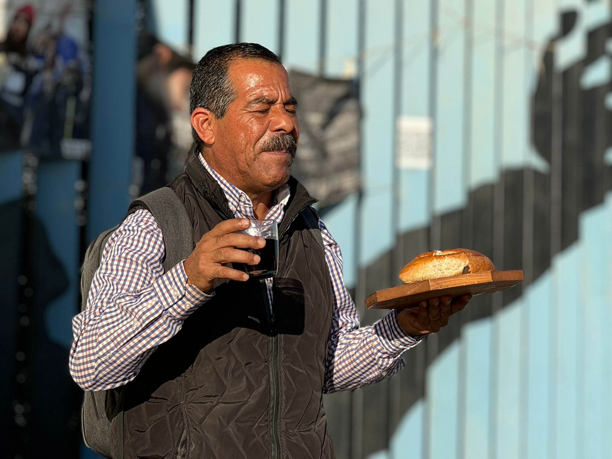 El Obispo Manuel Ruelas López, líder de la Conferencia Anual del Nor-Oeste de la Iglesia Metodista de México AR (IMMAR), consagra los elementos para impartir la comunión en la Iglesia fronteriza, que se congrega todos los domingos junto al muro que divide la frontera entre México y los EEUU.
