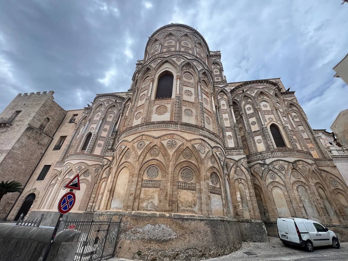 아랍 색채가 뚜렷한 몬레알레 대성당의 한쪽 외벽면. 사진 제공, 이형규 목사.