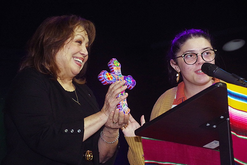 La Obispa Minerva Carcaño recibió un reconocimiento por su trayectoria ministerial y por el servicio que ha brindado en favor de las familias inmigrantes y por los/as más vulnerables de la sociedad. Junto a la obispa, Karian Natal-Serrano (derecha), líder de la juventud de MARCHA y una de las maestra de ceremonia durante el banquete de clausura.