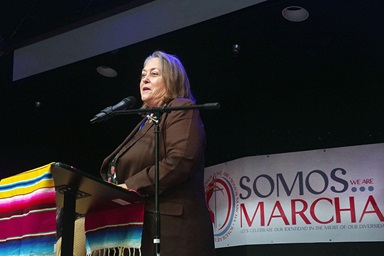 La Obispa Dottie Escobedo-Frank, líder episcopal de la Conferencia Anual de California-Pacífico, dirige su salutación a la asamblea de MARCHA 2024 en su carácter de conferencia anfitriona del evento.  La Obispa Dottie Escobedo-Frank, líder episcopal de la Conferencia Anual de California-Pacífico, dirige su salutación a la asamblea de MARCHA 2024 en su carácter de conferencia anfitriona del evento.