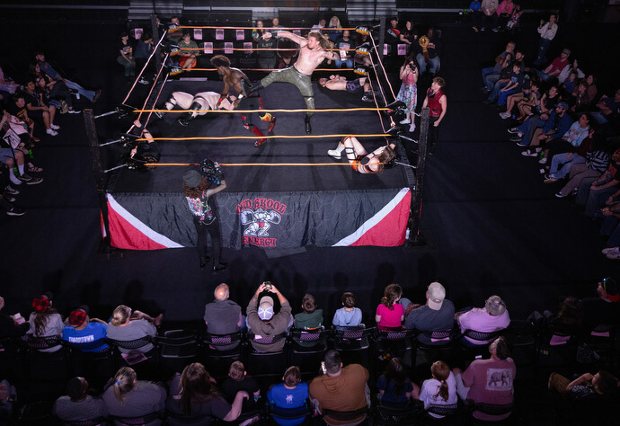 Seis lutadores lotam o ringue durante um evento da New South Pro Wrestling em 2 de novembro no Priceville (Ala.) Event Center.