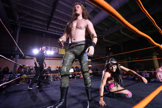 Os lutadores profissionais The Wall (em pé) e Kenzie Paige dividem o ringue durante uma luta em 2 de novembro no Priceville (Ala.) Event Center.
