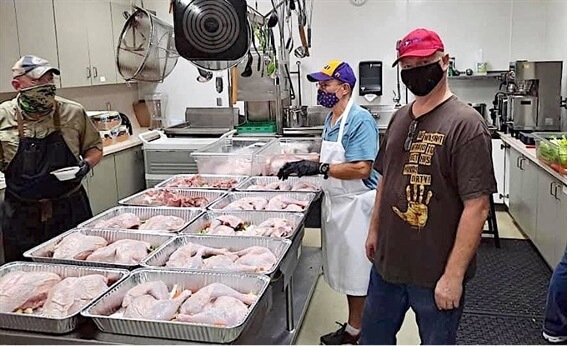 Carnes são organizadas na cozinha local para completar o jantar preparado por voluntários que trabalham da segunda-feira até a quarta-feira que antecede o dia de Ação de Graças no preparo das refeições oferecidas.