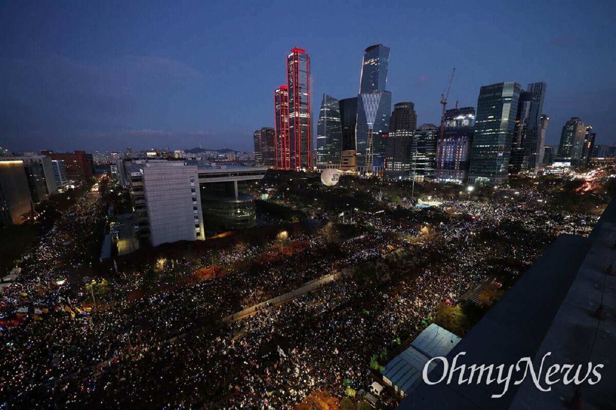 12월 7일(한국 시각), 윤석열 대통령 탄핵안이 표결이 붙여질 여의도 국회 앞에 시민들이 모여있다. 사진 권우성 기자. 출처, 오마이뉴스. 