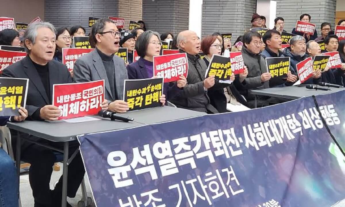 12월 11일 서울 종로구 향린교회에서 열린 ‘윤석열 즉각 퇴진·사회대개혁 비상행동 발족 기자회견’에서 참가자들이 구호를 외치고 있다. 사진 출처, 연합뉴스.