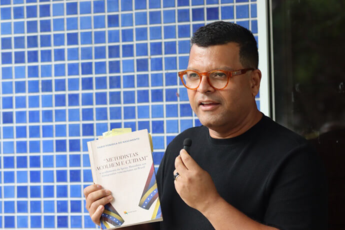 Fábio Fonseca concede entrevista para el equipo de comunicación de la Universidad Metodista de São Paulo, durante el evento de divulgación del libro “Metodistas Acogen y Cuidan”, el 22 de noviembre, en las instalaciones de la Universidad. Foto de Sara de Paula para Noticias MU.