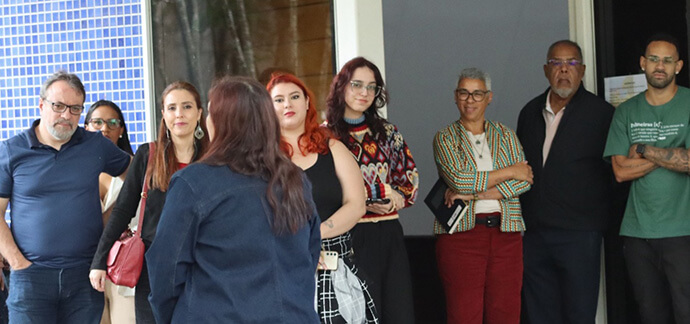 Participantes del evento de lanzamiento del libro "Metodistas acogen y cuidan", escuchan el testimonio de Eizel Ladeia, tesorera del área nacional de la Iglesia Metodista brasileña, sobre su visita al trabajo en la ciudad de Boa Vista. Foto de Sara de Paula para Noticias MU.