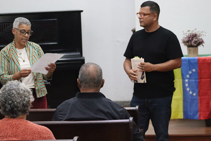 Telma Martins conduce el evento de lanzamiento del libro Metodistas Acogen y Cuidan en la Universidad Metodista de São Paulo, UMESP, el 22 de noviembre. Foto de Sara de Paula para Noticias MU.