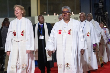 Une procession d'Évêques Méthodistes Unis conduit le culte d'ouverture de la Conférence Générale Méthodiste Unie de 2024 à Charlotte, en Caroline du Nord. À la demande des Évêques, le Conseil Général des Finances et de l'Administration a approuvé un plan de dépenses pour 2025 qui ne prévoit pas d'augmentation pour les dirigeants épiscopaux. Photo par Mike DuBose, UM News. Une procession d'Évêques Méthodistes Unis conduit le culte d'ouverture de la Conférence Générale Méthodiste Unie de 2024 à Charlotte, en Caroline du Nord. À la demande des Évêques, le Conseil Général des Finances et de l'Administration a approuvé un plan de dépenses pour 2025 qui ne prévoit pas d'augmentation pour les dirigeants épiscopaux. Photo par Mike DuBose, UM News.