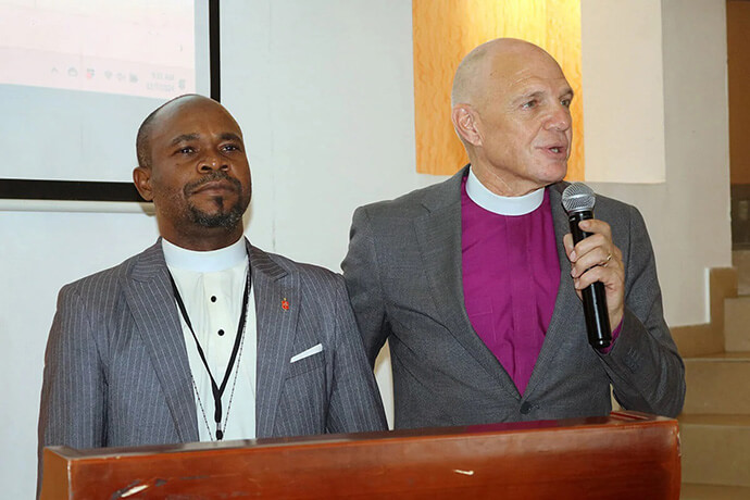 El Obispo John Schol a la derecha, obispo principal del área episcopal de Nigeria, habla después de que el Rev. Ande Emmanuel fuera elegido obispo en la primera votación durante la reunión de la Conferencia Central de África Occidental de la Iglesia Metodista Unida celebrada el 7 de diciembre en Accra, Ghana. Shol y Emmanuel emitieron una declaración conjunta pidiendo paz y justicia después de que tres miembros de la iglesia fueran asesinados el 15 de diciembre en la zona rural de Nigeria. Foto de Eveline Chikwanah, Noticias MU.