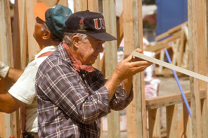 L'ancien président américain Jimmy Carter et l'ancienne première dame Rosalynn Carter sont assis avec de jeunes victimes de la schistosomiase, lors d'un voyage à Nasarawa, au Nigeria, en février 2007, pour évaluer les programmes de santé du Centre Carter. Photo avec l'aimable autorisation du Centre Carter.