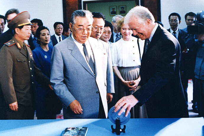 Jimmy Carter salue un jeune garçon népalais avec le geste coutumier de Namaste lors de l'observation par le Centre Carter des élections de l'assemblée constituante du Népal en novembre 2013. Photo avec l'aimable autorisation du Centre Carter.