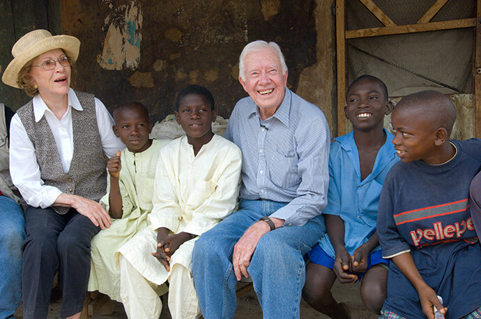 À partir de 1984, Jimmy et Rosalynn Carter se sont portés volontaires une semaine par an pour construire des maisons pour Habitat for Humanity. Jimmy Carter est ici en train de travailler dans la communauté de Watts/Willowbrook à Los Angeles en 1995. Photo reproduite avec l'aimable autorisation d'Habitat for Humanity.