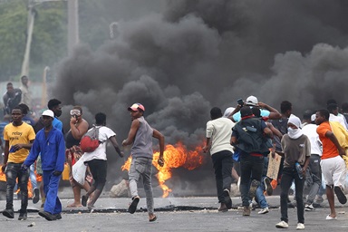 Manifestantes fogem da polícia durante uma "paralisação nacional" contra o resultado das eleições no Bairro de Luis Cabral, em Maputo, Moçambique, a 7 de Novembro de 2024. Os protestos mortais continuaram depois de o Conselho Constitucional de Moçambique ter confirmado, em Dezembro, a vitória do candidato do partido no poder. A agitação política também perturbou as actividades da Igreja Metodista Unida no país. REUTERS/Siphiwe Sibeko. Manifestantes fogem da polícia durante uma "paralisação nacional" contra o resultado das eleições no Bairro de Luis Cabral, em Maputo, Moçambique, a 7 de Novembro de 2024. Os protestos mortais continuaram depois de o Conselho Constitucional de Moçambique ter confirmado, em Dezembro, a vitória do candidato do partido no poder. A agitação política também perturbou as actividades da Igreja Metodista Unida no país. REUTERS/Siphiwe Sibeko.