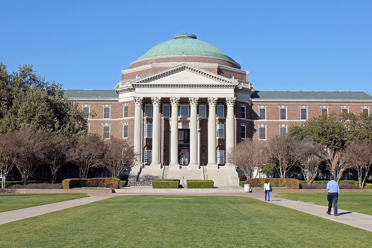 Uma ação judicial sobre o controle Metodista Unido da Universidade Metodista do Sul em Dallas chegou ao Supremo Tribunal do Texas. A Conferência Jurisdicional Centro-Sul da Igreja Metodista Unida abriu o processo em 2019, depois que o conselho de administração da universidade votou pela alteração dos estatutos da universidade sem a aprovação da conferência jurisdicional. Foto cortesia de Wikimedia Commons, Creative Commons.