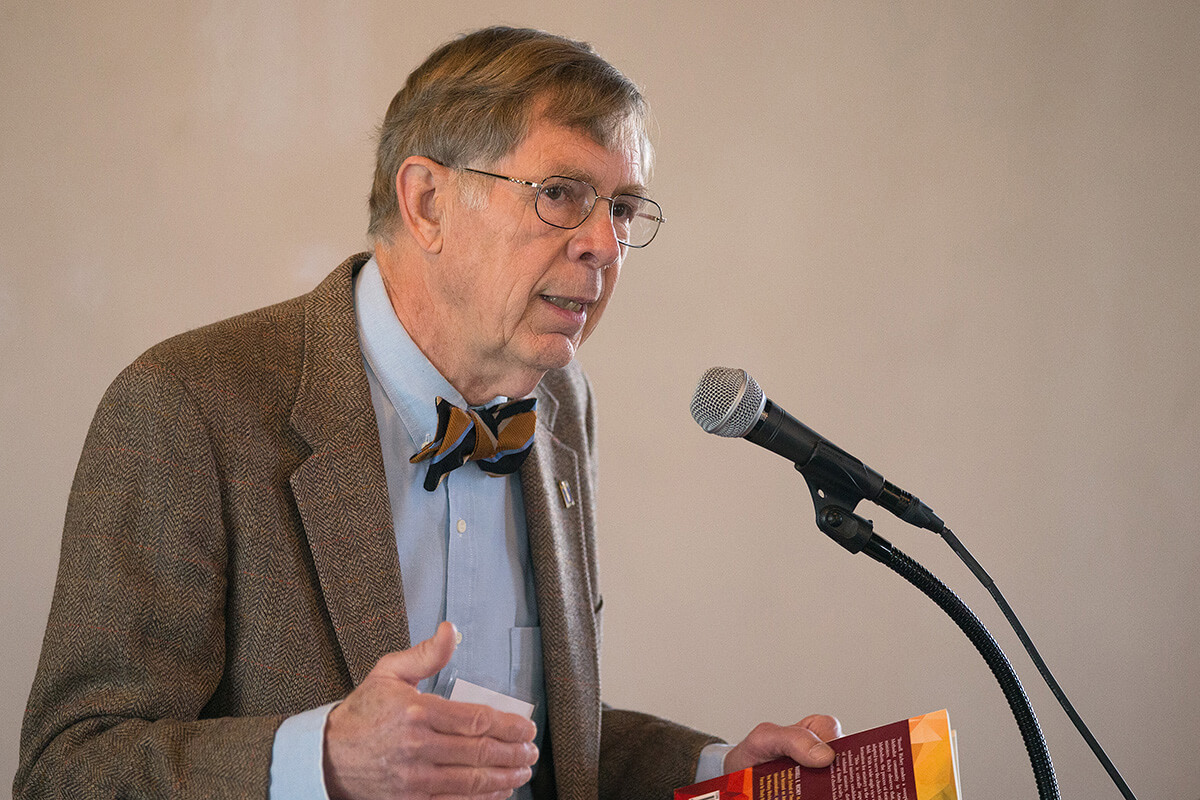 Le Révérend Russell E. Richey s'exprime lors d'une table ronde sur l'enseignement théologique au centre Scarritt Bennett à Nashville (Tennessee) en 2015. Richey, décédé le 19 janvier à son domicile de Durham (Caroline du Nord), était professeur à la Duke Divinity School de Durham et ancien doyen de la Candler School of Theology de l'université Emory. Photo de Mike DuBose, UM News.