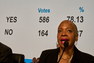 A bispa Tracy S. Malone examina os resultados da votação dos delegados da Conferência Geral a favor das emendas constitucionais para realizar o plano de regionalização mundial enquanto preside a uma sessão legislativa em 25 de Abril de 2024, em Charlotte, N.C. Este ano, as conferências anuais em todo o mundo votarão na regionalização e em três outras emendas à constituição da denominação. Foto de arquivo de Paul Jeffrey, Notícias da MU. A bispa Tracy S. Malone examina os resultados da votação dos delegados da Conferência Geral a favor das emendas constitucionais para realizar o plano de regionalização mundial enquanto preside a uma sessão legislativa em 25 de Abril de 2024, em Charlotte, N.C. Este ano, as conferências anuais em todo o mundo votarão na regionalização e em três outras emendas à constituição da denominação. Foto de arquivo de Paul Jeffrey, Notícias da MU.
