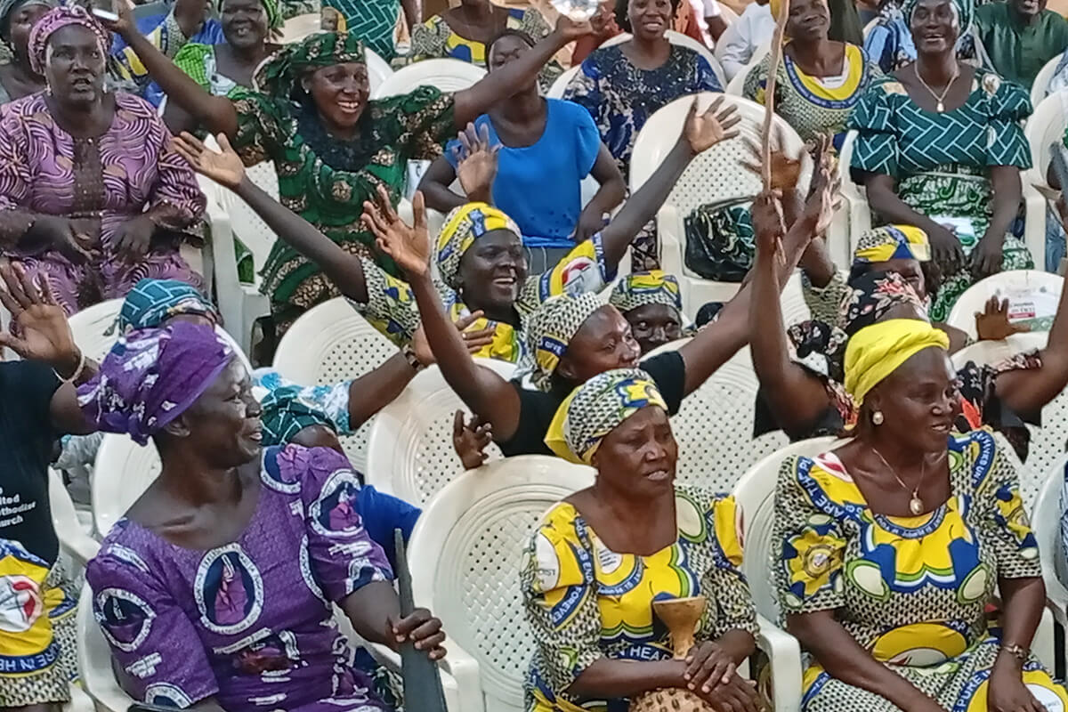 Des méthodistes unis acclament l'Évêque Ande I. Emmanuel nouvellement élu au secrétariat de l'Association Chrétienne du Nigeria à Jalingo, dans l'État de Taraba, après son élection lors de la Conférence Centrale de l'Afrique de l'Ouest au Ghana, du 5 au 8 décembre. Mgr Emmanuel a organisé des séances d'écoute dans les Conférences Régionales du Nigéria afin de rechercher l'unité et d'entendre les préoccupations des membres. Photo par Ibrahim Babangida, UM News.
