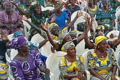 Os Metodistas Unidos comemoram em um culto reconhecendo o recém-eleito Bispo Ande I. Emmanuel no Secretariado da Associação Cristã da Nigéria em Jalingo, Estado de Taraba, após sua eleição na Conferência Central da África Ocidental em Gana, de 5 a 8 de dezembro. Emmanuel tem realizado sessões de escuta em todas as conferências regionais da Nigéria para buscar unidade e ouvir as preocupações dos membros. Foto de Ibrahim Babangida, UM News. Os Metodistas Unidos comemoram em um culto reconhecendo o recém-eleito Bispo Ande I. Emmanuel no Secretariado da Associação Cristã da Nigéria em Jalingo, Estado de Taraba, após sua eleição na Conferência Central da África Ocidental em Gana, de 5 a 8 de dezembro. Emmanuel tem realizado sessões de escuta em todas as conferências regionais da Nigéria para buscar unidade e ouvir as preocupações dos membros. Foto de Ibrahim Babangida, UM News.