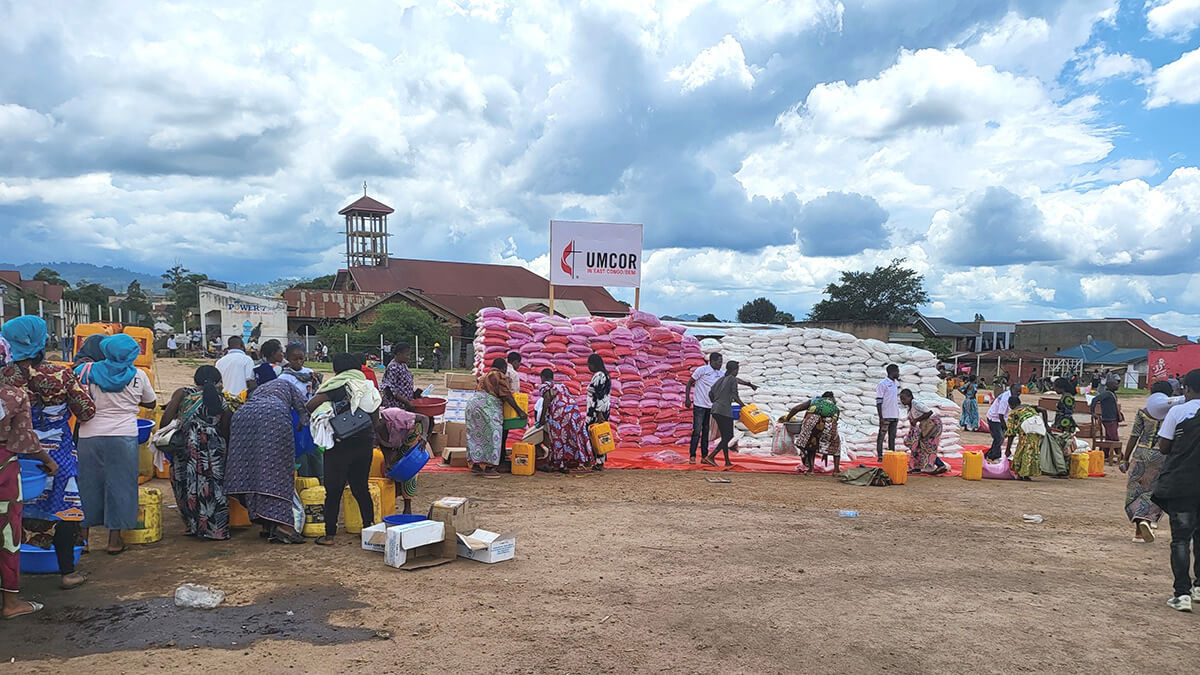 Des femmes reçoivent de la nourriture lors d'une opération de distribution à Beni, au Congo. Grâce à une subvention du United Methodist Committee on Relief (Comité Méthodiste Uni de Secours), plus de 125 tonnes de rations alimentaires, de produits d'hygiène et d'autres fournitures ont été distribuées aux familles qui ont fui leurs maisons en raison des troubles dans le pays. Photo avec l'aimable autorisation du bureau de gestion des catastrophes de la Région Épiscopale du Congo Est.