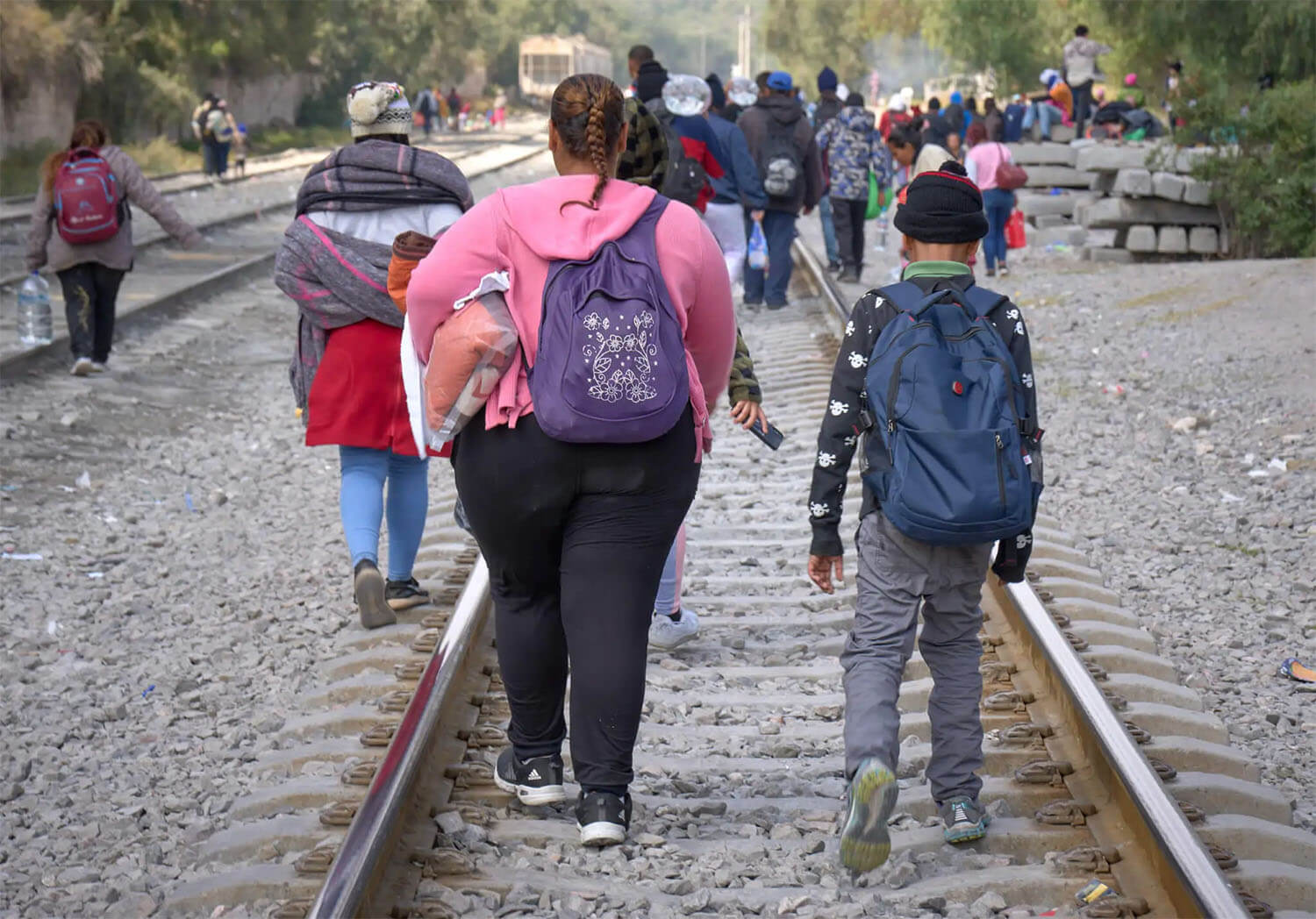 Migrantes caminan por las vías del ferrocarril en Apaxco, México, donde un refugio administrado por la Iglesia Metodista de México brinda asistencia a los migrantes. El refugio cuenta con el apoyo de la UMCOR. Foto por Paul Jeffrey, Life on Earth Pictures.