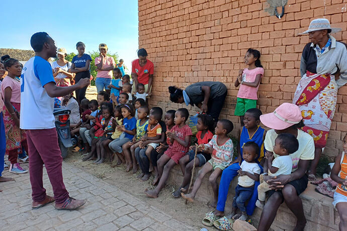 Heritiana prêche aux enfants et aux jeunes de Andohatanjona, à quelques kilomètres de l'église locale principale, lors d'une sortie récréative. Antananarivo, photo d'Esdras Rakotoarivony.