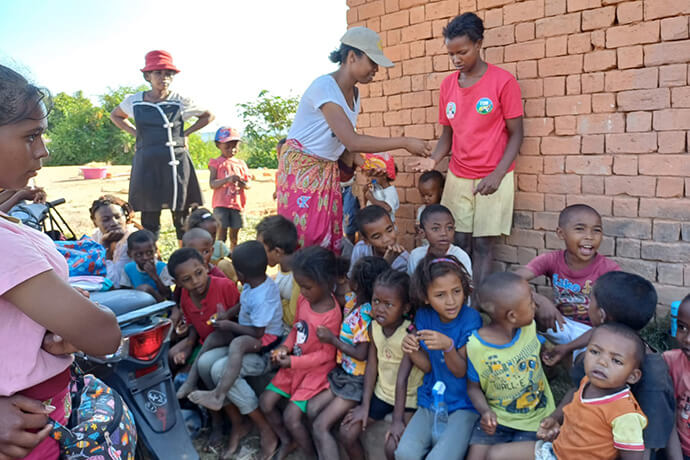 Le responsable de la jeunesse de l'église Ambodifasika partage des bonbons avec les enfants après un bref sermon lors de leur sortie récréative. Andohatanjona, photo d'Esdras Rakotoarivony.