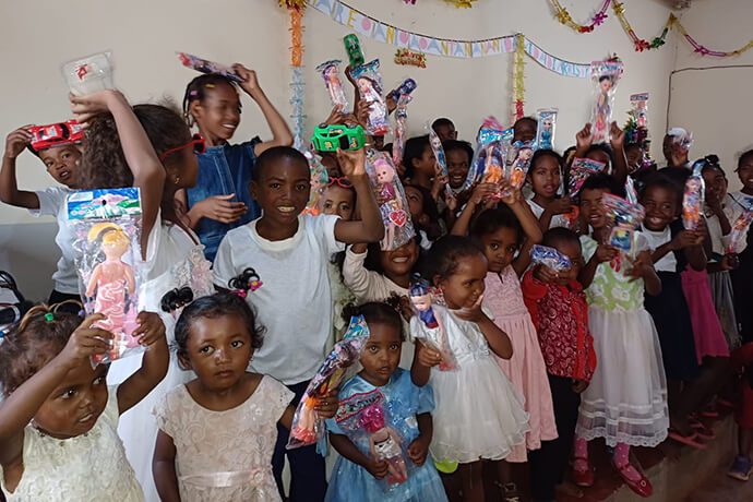 Des enfants de l'école du dimanche crient de joie après avoir reçu leurs cadeaux de Noël. Ambodifasika, photo d'Esdras Rakotoarivony.