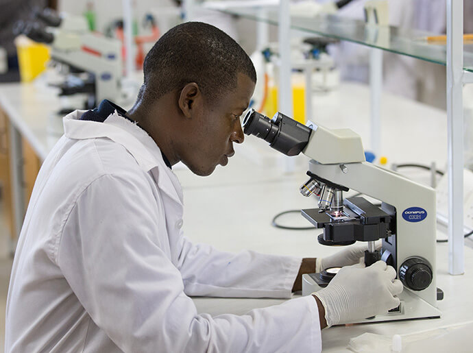 Um estudante trabalha em um laboratório de ciências na Universidade da África em Mutare, Zimbábue, em 2017. Foto de arquivo de Mike DuBose, Notícias MU.