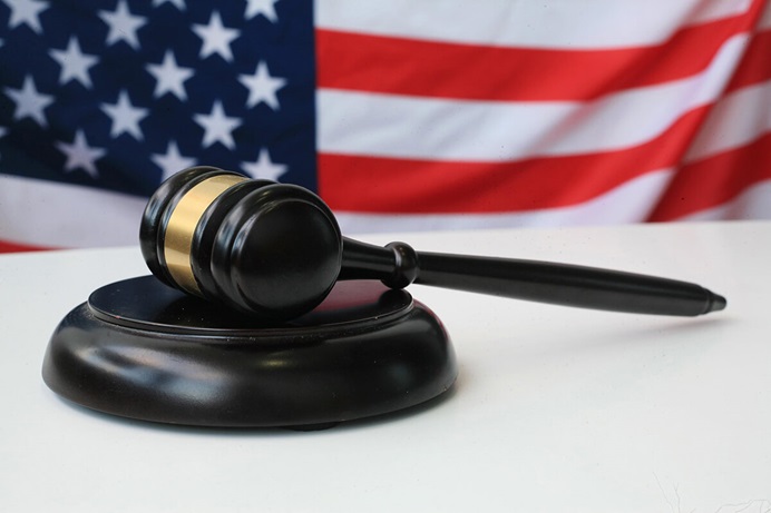 Varios sectores metodistas unidos se han unido a grupos cristianos y judíos para presentar una demanda contra el Departamento de Seguridad Nacional de Estados Unidos con el fin de revertir la política de la administración Trump que permite al ICE realizar redadas en lugares de culto. Los grupos religiosos afirman que esta política es una intrusión que atenta contra la libertad de culto. Imagen de Sergei Tokmakov, Esq., cortesía de Pixabay. Varios sectores metodistas unidos se han unido a grupos cristianos y judíos para presentar una demanda contra el Departamento de Seguridad Nacional de Estados Unidos con el fin de revertir la política de la administración Trump que permite al ICE realizar redadas en lugares de culto. Los grupos religiosos afirman que esta política es una intrusión que atenta contra la libertad de culto. Imagen de Sergei Tokmakov, Esq., cortesía de Pixabay.