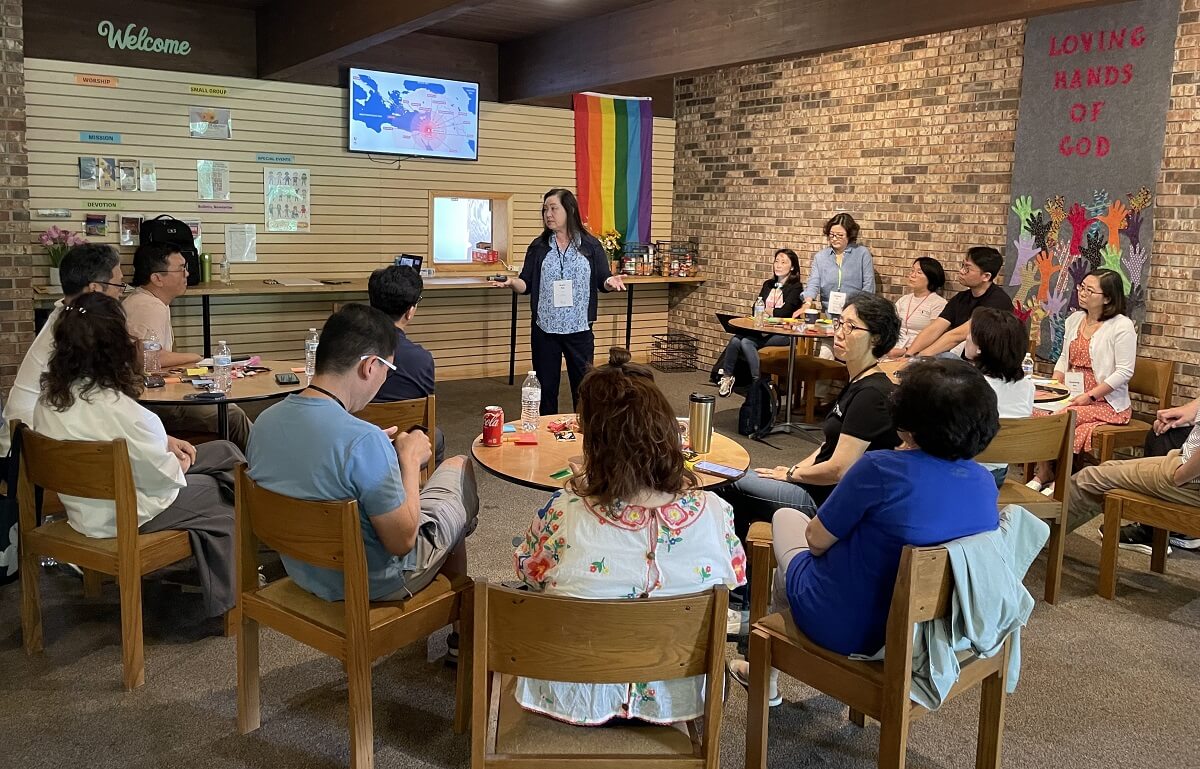 2024년 8월, 시카고 근교인 알링톤하이츠에 소재한 인카네이션 연합감리교회에서 열린 2024 CRCC마당 수양회에서 박신애(Grace Pak) 목사가 ‘타인종 목회 신학’라는 주제로 강의하고 있다. 사진 제공, 김희원 목사, 타인종목회자전국연합회.