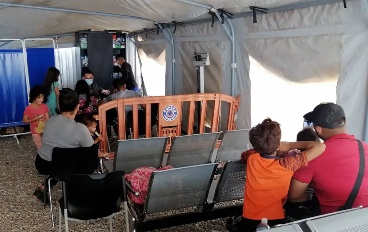 Familias migrantes esperan su turno para ser evaluadas en la clínica MMUH Danlí. Foto cortesía de la Misión Metodista Unida en Honduras.