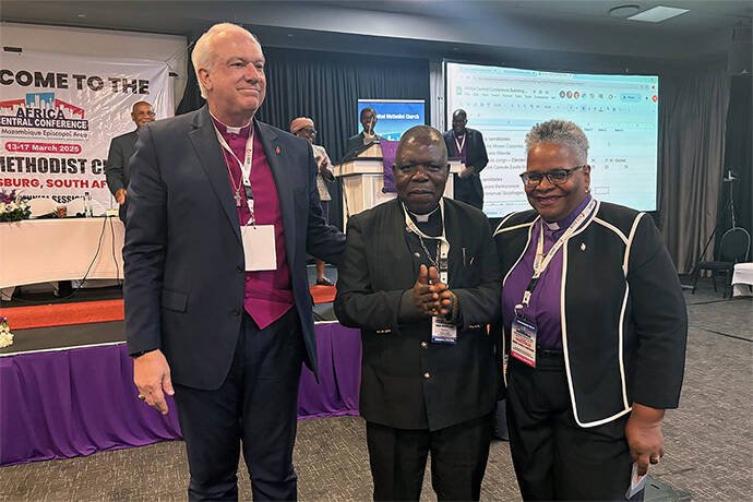 Le Révérend Moisés Bernardo Jungo (au centre) pose pour une photo avec les évêques Thomas Bickerton et LaTrelle Easterling après avoir été élu évêque lors de la Conférence centrale africaine à Johannesburg. Mgr Bickerton et Mgr Easterling représentent le Conseil des Évêques à la Conférence Centrale. Photo par Eveline Chikwanah, UM News.