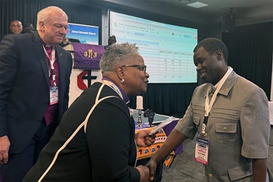 Le Révérend Gift Machinga (à droite), nouvellement élu évêque, reçoit les salutations de l'évêque LaTrelle Easterling sous le regard de l'évêque Thomas Bickerton. La Conférence Centrale d'Afrique a élu M. Machinga du Zimbabwe comme évêque le 15 mars. Photo par Priscilla Muzerengwa, United Methodist Communications. Le Révérend Gift Machinga (à droite), nouvellement élu évêque, reçoit les salutations de l'évêque LaTrelle Easterling sous le regard de l'évêque Thomas Bickerton. La Conférence Centrale d'Afrique a élu M. Machinga du Zimbabwe comme évêque le 15 mars. Photo par Priscilla Muzerengwa, United Methodist Communications.