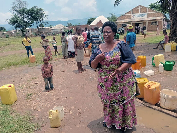 Le Révérend Cimpaye Valentine, Surintendante du district de Bujumbura, appelle la population environnante à sécuriser le forage et à veiller à son bon usage. Le forage est le résultat d'un projet financé par le United Methodist Committee on Relief. Photo par Jérôme Ndayisenga, UM News.
