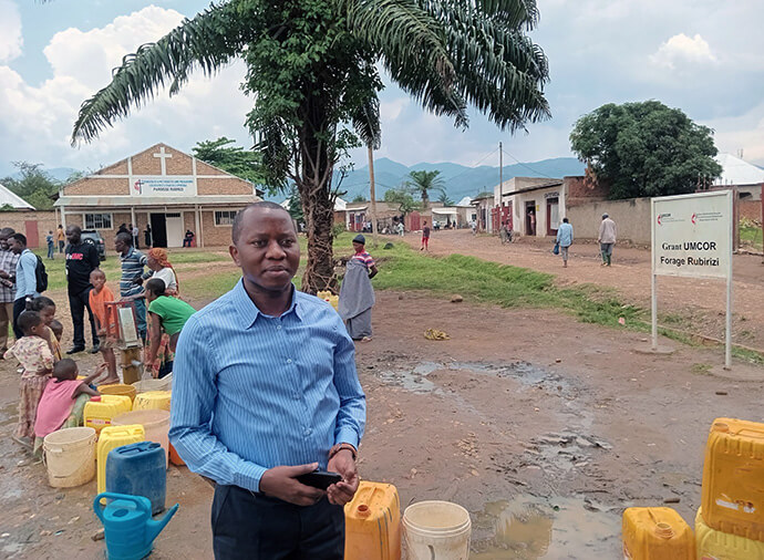 Le révérend Buratangaje Japhet, pasteur adjoint de la paroisse de Ruburizi, attribue l'augmentation de la fréquentation de l'église à la réalisation gratuite de forages. Photo par Jérôme Ndayisenga, UM News.