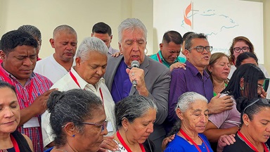 El Obispo Rubén Sáenz ora por los/as delegados/as a la Reunión Anual de la Misión Metodista unida de Honduras, durante la clausura de las sesiones.  El Obispo Rubén Sáenz ora por los/as delegados/as a la Reunión Anual de la Misión Metodista unida de Honduras, durante la clausura de las sesiones.