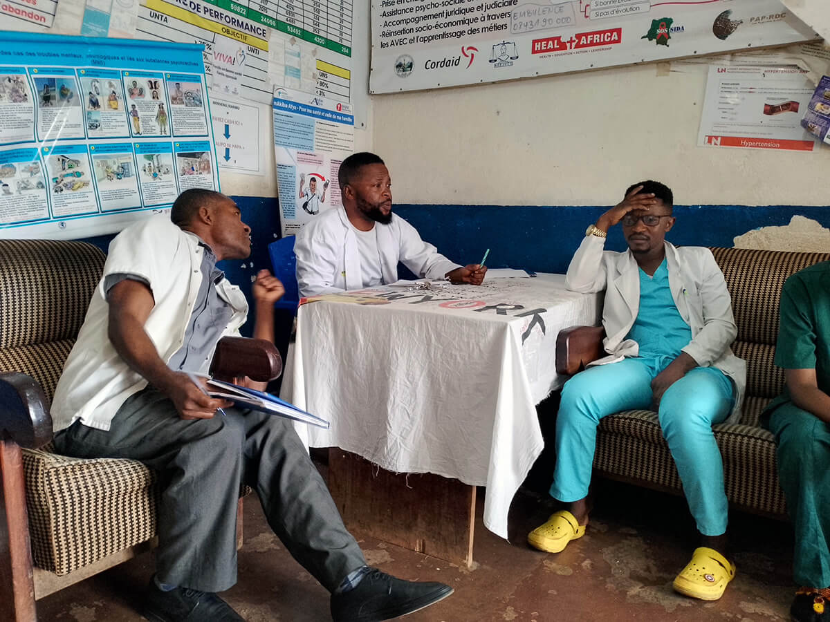 L'infirmier de garde Bienfait Kabeya Ntumba (à droite) raconte comment il a été battu lors d'une attaque contre le Centre de Santé Méthodiste Uni d'Irambo dans la nuit du 18 mars à Bukavu, au Congo. Le Dr. Jimmy Kasongo (au centre), directeur médical du centre de santé, écoute pendant une réunion du personnel. C'est la deuxième fois en un mois que des hommes armés envahissent l'hôpital. Photo par Philippe Kituka Lolonga, UM News.