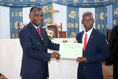 Bispo Gaspar Joaão Domingos faz a entrega do Certificado de Missionário há um dos participantes do 1º curso de missionários na CAOA em Luanda. Foto de Orlando da Cruz, UM News. Bispo Gaspar Joaão Domingos faz a entrega do Certificado de Missionário há um dos participantes do 1º curso de missionários na CAOA em Luanda. Foto de Orlando da Cruz, UM News.