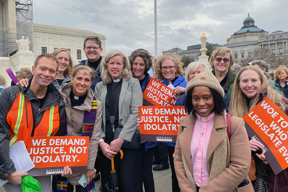 La Revda. Rachel Cornwell, con gafas en el centro de la foto, se une a la Revda. Donna Claycomb Sokol, con cuello clerical a la izquierda y a otros/as pastores/as del área de Washington D. C. en un momento de oración y protesta el Miércoles de Ceniza frente al Capitolio. La reunión fue organizada por Reparadores de la Brecha, liderada por el Obispo William J. Barber II, quien hizo un llamado a los/as líderes religiosos/as para que se mantuvieran unidos en oración y resistencia moral contra la injusticia. Las iglesias metodistas unidas en la capital estadounidense y en otras partes del país están haciendo todo lo posible para ayudar a los/as trabajadores/as federales, contratistas y otras personas afectadas por los recortes y despidos implementados por la administración Trump, algunos de los cuales ya han sido suspendidos por los tribunales federales. Foto cortesía de la Revda. Rachel Cornwell, Iglesia Metodista Unida de Dumbarton.