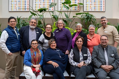 Algunos/as de los/as miembros del Comité Ejecutivo del Plan para el Ministerio Hispano-Latino de La Iglesia Metodista Unida. De izquierda a derecha (de pie): Rev. René Pérez, Raúl Alegría, Revda. Dra. Lydia Muñoz, Obispa Sandy Olewine, Obispa Lizzette Gabriel Montalvo y Jen Ihlo, Rev. Dr. Rodrigo Cruz. Sentados/as: Dra. Emma A. Escobar, Revda. Ella Luna Garza, Revda. Fabiola Grandon-Mayer y el Rev. Giovanni Arroyo. Foto cortesía del Plan para el Ministerio Hispano-Latino (PMHL). Algunos/as de los/as miembros del Comité Ejecutivo del Plan para el Ministerio Hispano-Latino de La Iglesia Metodista Unida. De izquierda a derecha (de pie): Rev. René Pérez, Raúl Alegría, Revda. Dra. Lydia Muñoz, Obispa Sandy Olewine, Obispa Lizzette Gabriel Montalvo y Jen Ihlo, Rev. Dr. Rodrigo Cruz. Sentados/as: Dra. Emma A. Escobar, Revda. Ella Luna Garza, Revda. Fabiola Grandon-Mayer y el Rev. Giovanni Arroyo. Foto cortesía del Plan para el Ministerio Hispano-Latino (PMHL).